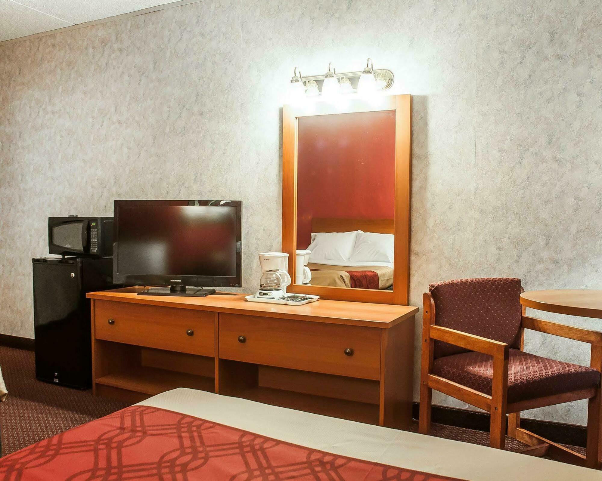 Adirondack Efficiencies Hotell Watertown Exteriör bild